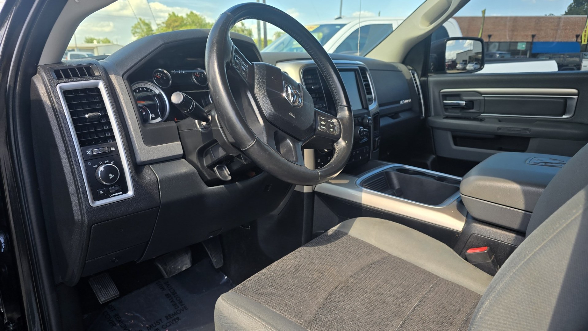 2016 RAM 1500 SLT Crew Cab SWB 4WD (1C6RR7LG9GS) with an 3.6L V6 DOHC 24V FFV engine, 6A transmission, located at 419 N 18th St., Monroe, LA, 71201, (318) 410-9250, 32.514370, -92.105133- Photo#5