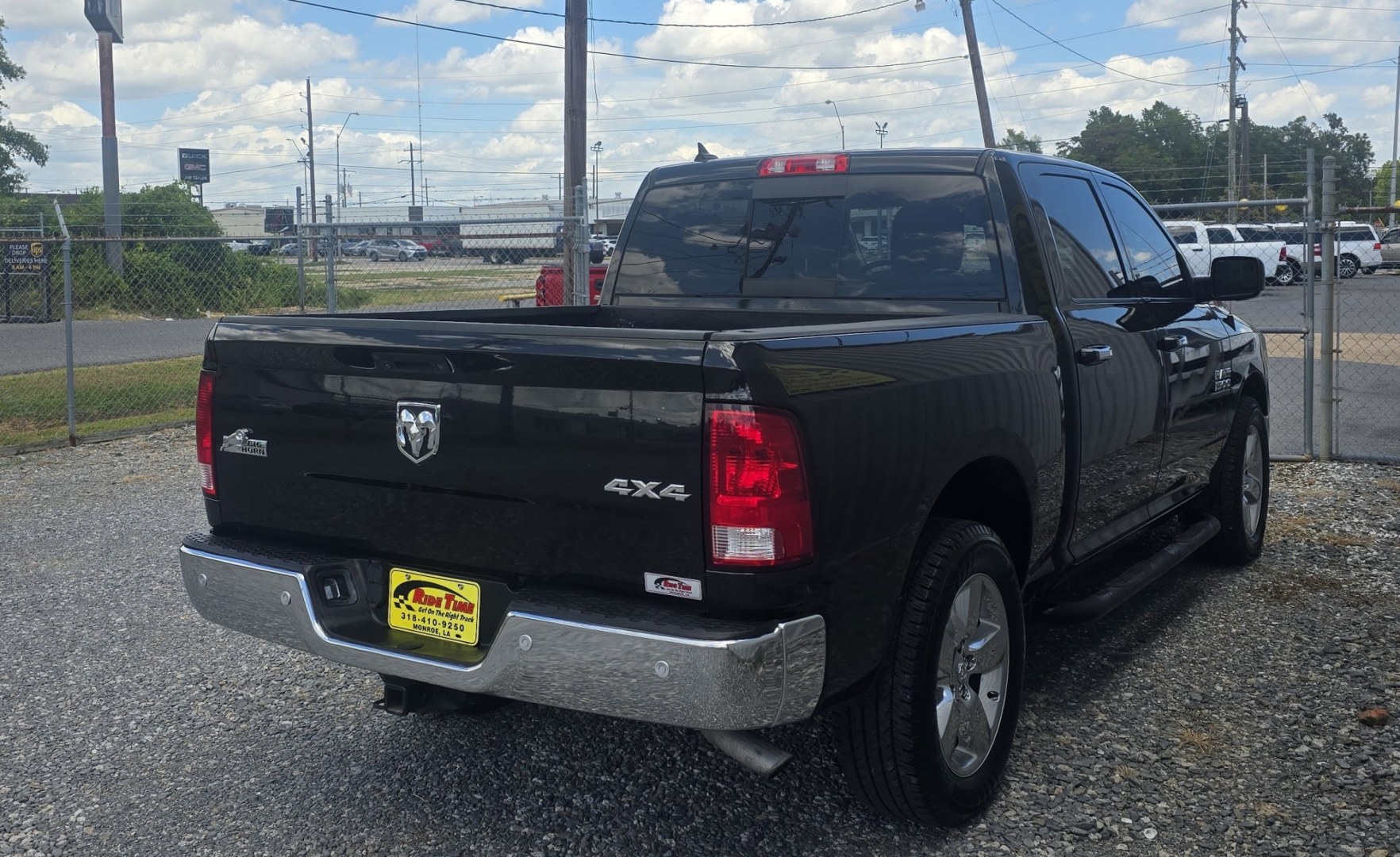 2016 RAM 1500 SLT Crew Cab SWB 4WD (1C6RR7LG9GS) with an 3.6L V6 DOHC 24V FFV engine, 6A transmission, located at 419 N 18th St., Monroe, LA, 71201, (318) 410-9250, 32.514370, -92.105133- Photo#3