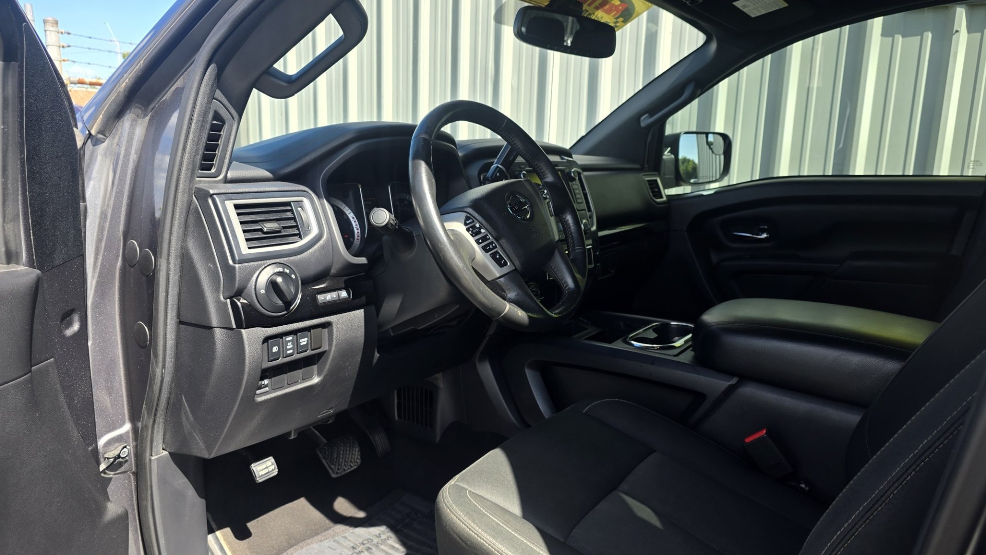 2019 Nissan Titan Platinum Reserve Crew Cab 4WD (1N6AA1E50KN) with an 5.6L V8 DOHC 32V engine, 6A transmission, located at 419 N 18th St., Monroe, LA, 71201, (318) 410-9250, 32.514370, -92.105133- Photo#5