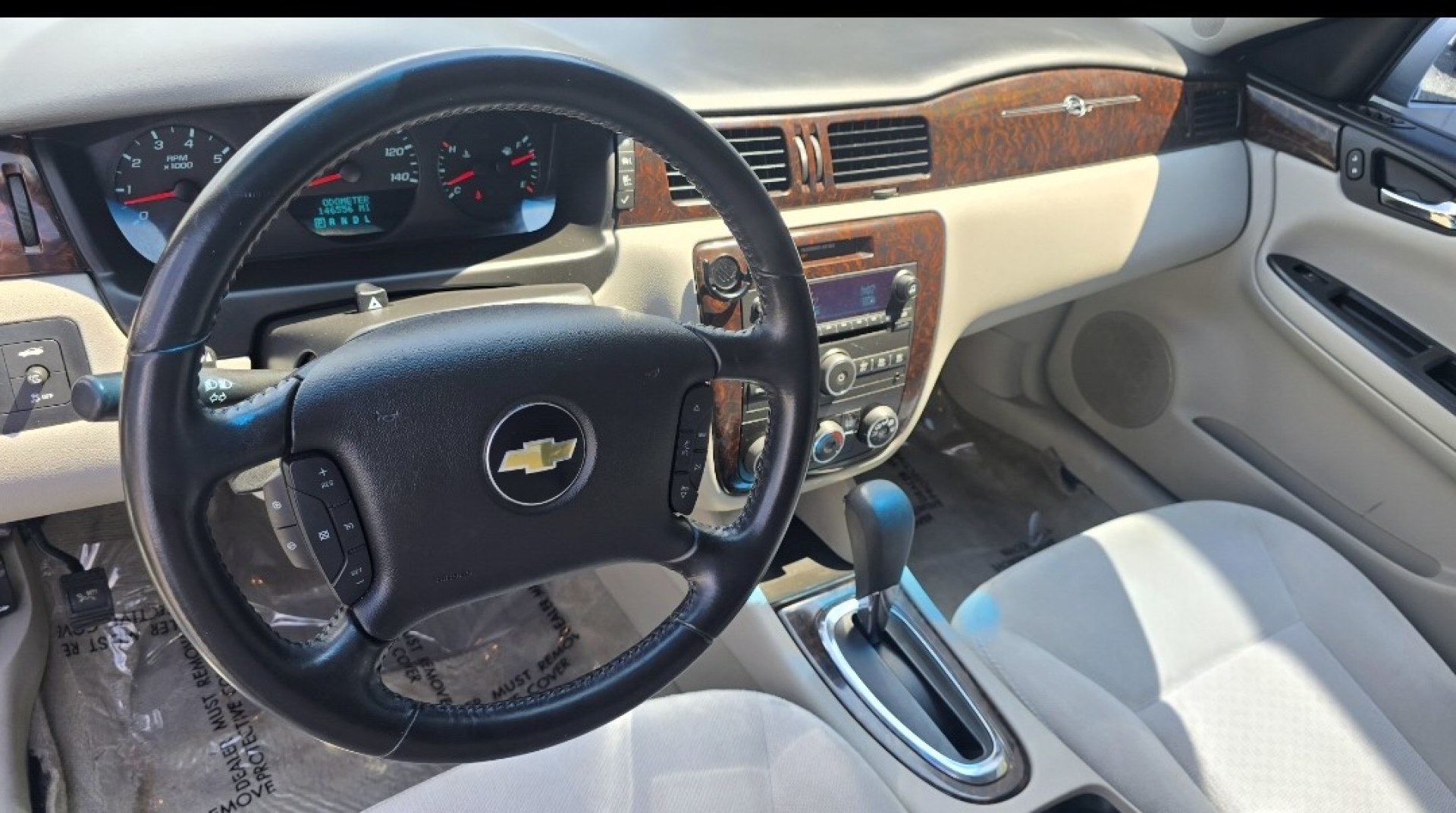 2014 Chevrolet Impala LS (2G1WA5E39E1) with an 3.6L V6 DOHC 16V FFV engine, 6-Speed Automatic transmission, located at 419 N 18th St., Monroe, LA, 71201, (318) 410-9250, 32.514370, -92.105133- Photo#5