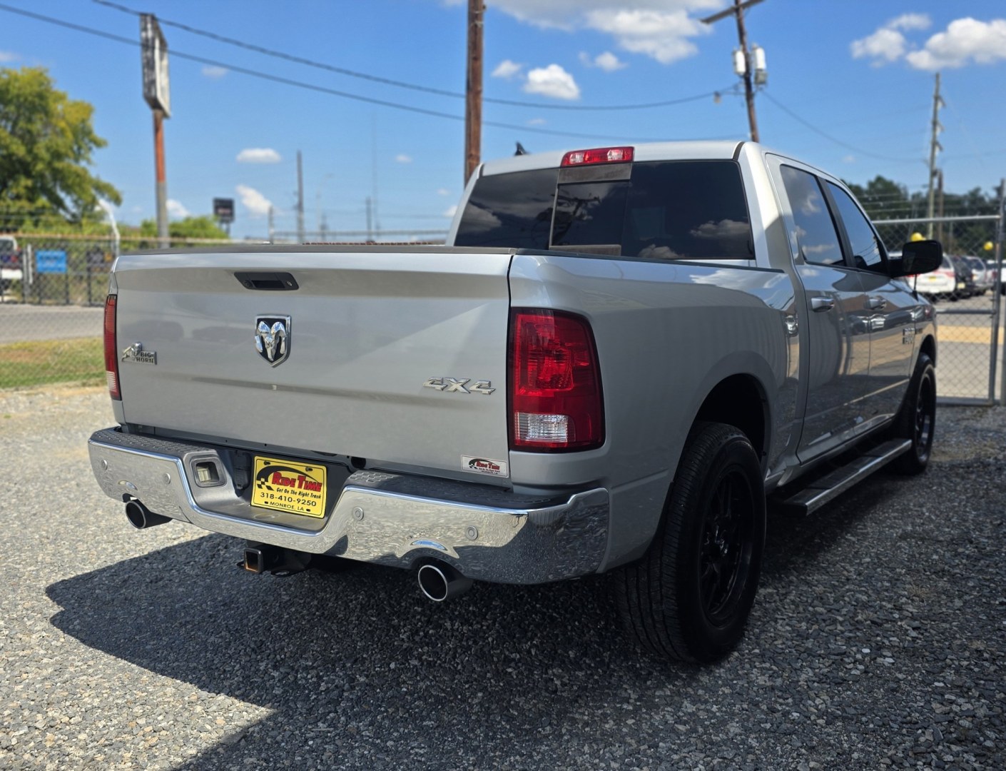 2017 RAM 1500 SLT Crew Cab SWB 4WD (1C6RR7LMXHS) with an 3.0L V6 DIESEL engine, 8A transmission, located at 419 N 18th St., Monroe, LA, 71201, (318) 410-9250, 32.514370, -92.105133- Photo#4