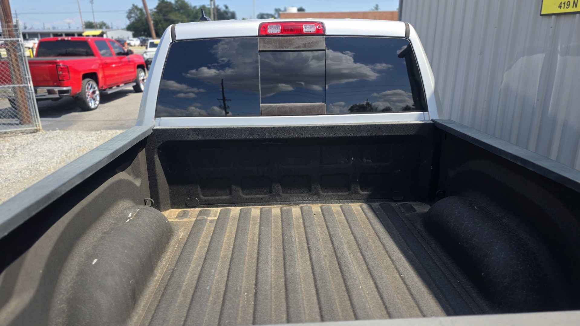 2017 RAM 1500 SLT Crew Cab SWB 4WD (1C6RR7LMXHS) with an 3.0L V6 DIESEL engine, 8A transmission, located at 419 N 18th St., Monroe, LA, 71201, (318) 410-9250, 32.514370, -92.105133- Photo#7