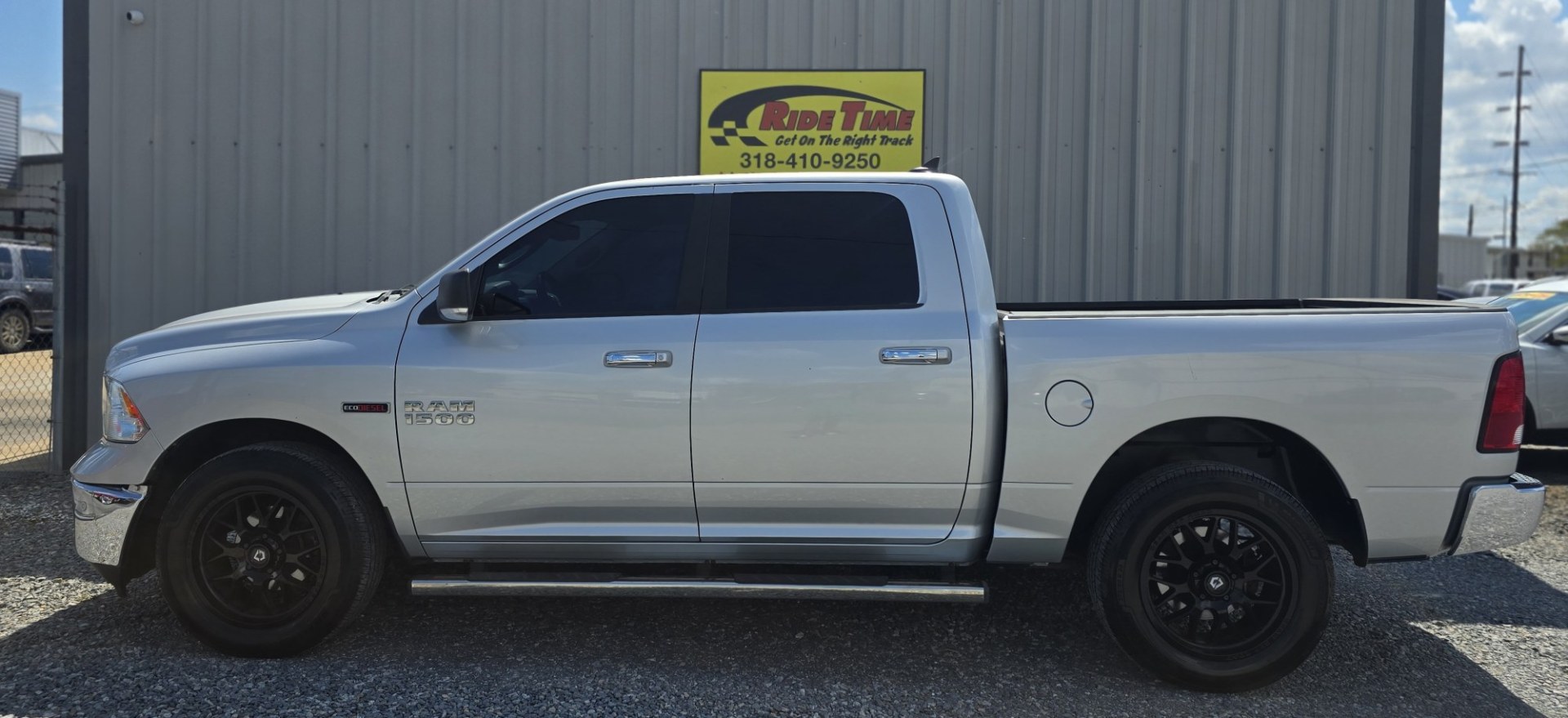 2017 RAM 1500 SLT Crew Cab SWB 4WD (1C6RR7LMXHS) with an 3.0L V6 DIESEL engine, 8A transmission, located at 419 N 18th St., Monroe, LA, 71201, (318) 410-9250, 32.514370, -92.105133- Photo#2