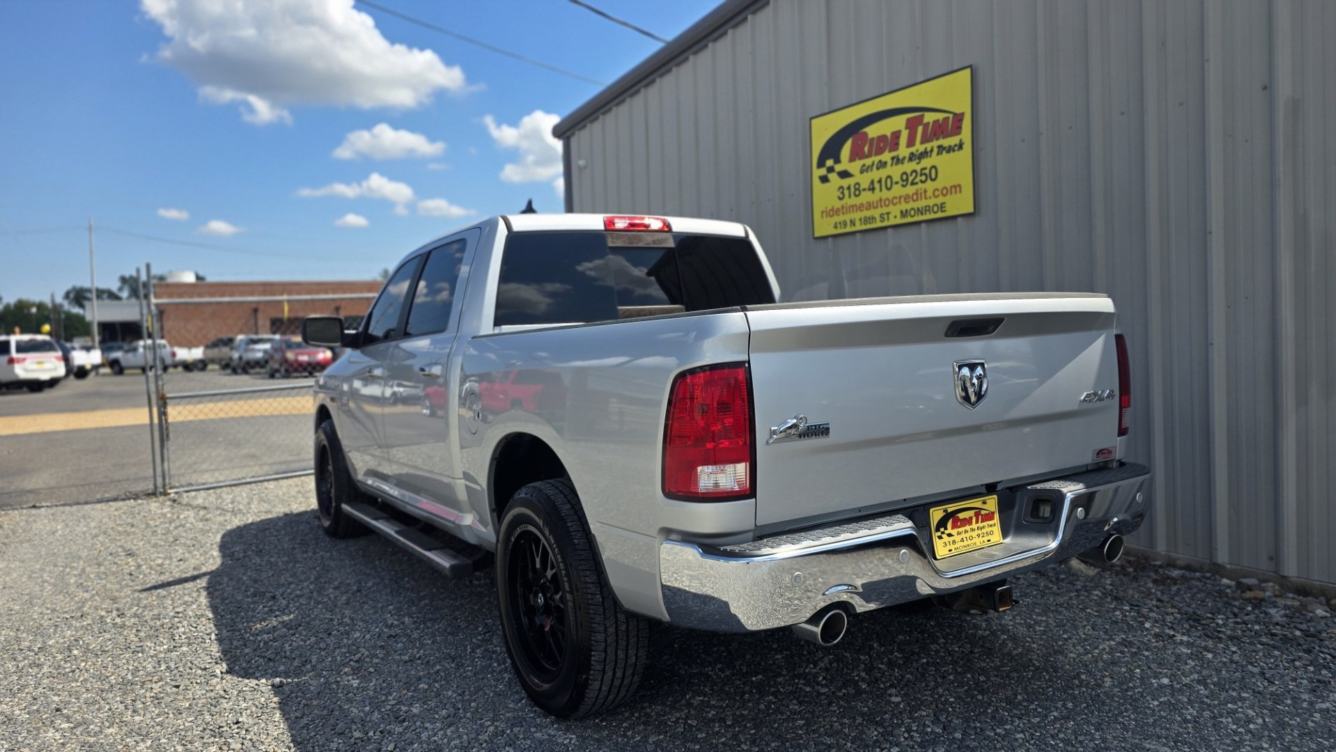 2017 RAM 1500 SLT Crew Cab SWB 4WD (1C6RR7LMXHS) with an 3.0L V6 DIESEL engine, 8A transmission, located at 419 N 18th St., Monroe, LA, 71201, (318) 410-9250, 32.514370, -92.105133- Photo#3