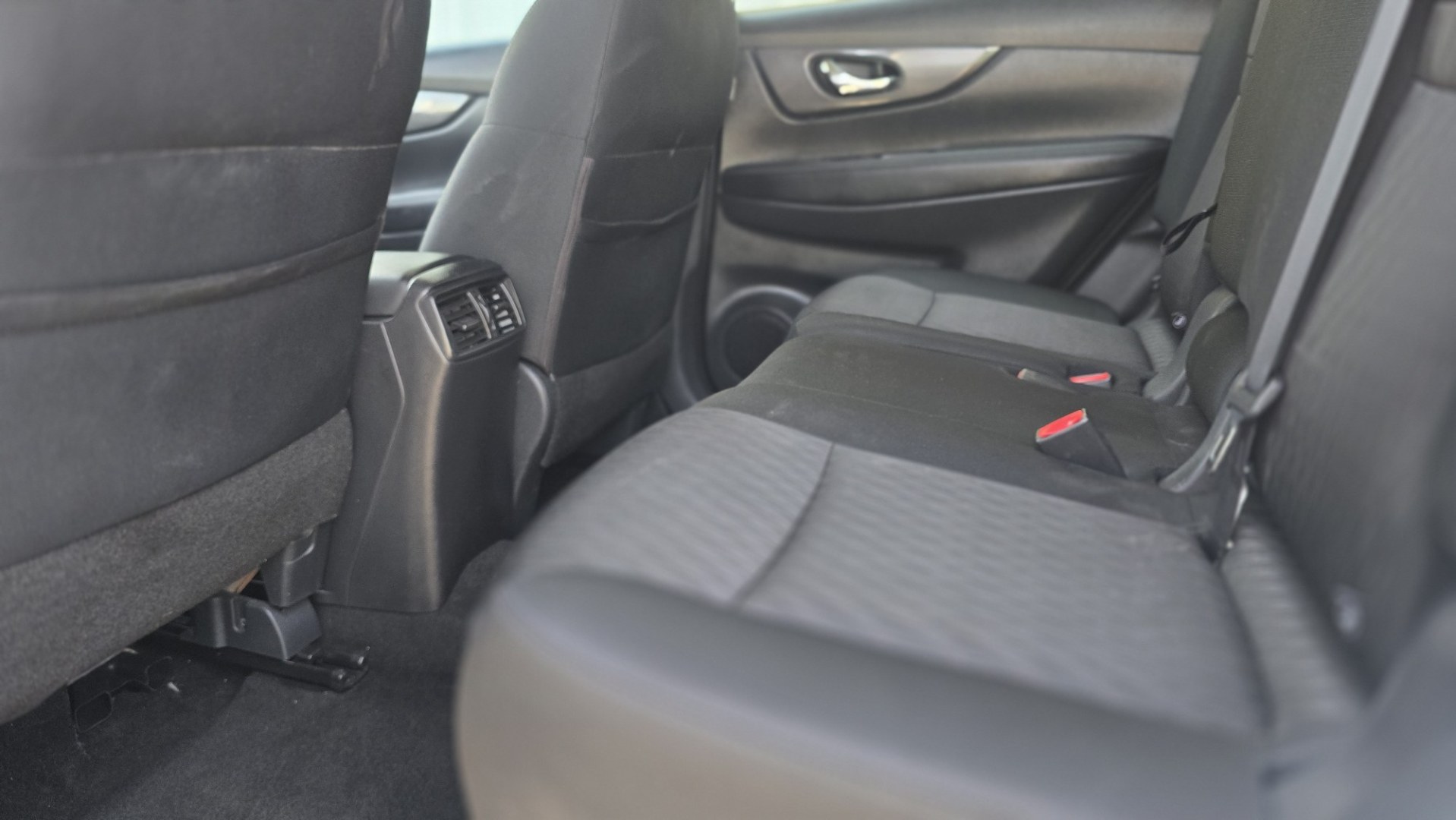 2017 Nissan Rogue SL FWD (KNMAT2MT0HP) with an 2.5L L4 DOHC 16V engine, CVT transmission, located at 419 N 18th St., Monroe, LA, 71201, (318) 410-9250, 32.514370, -92.105133- Photo#6