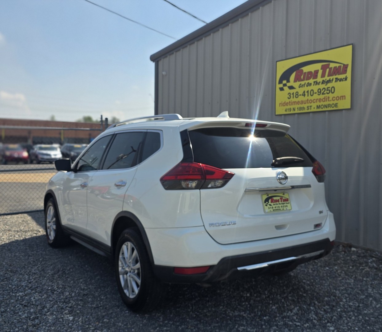 2017 Nissan Rogue SL FWD (KNMAT2MT0HP) with an 2.5L L4 DOHC 16V engine, CVT transmission, located at 419 N 18th St., Monroe, LA, 71201, (318) 410-9250, 32.514370, -92.105133- Photo#4