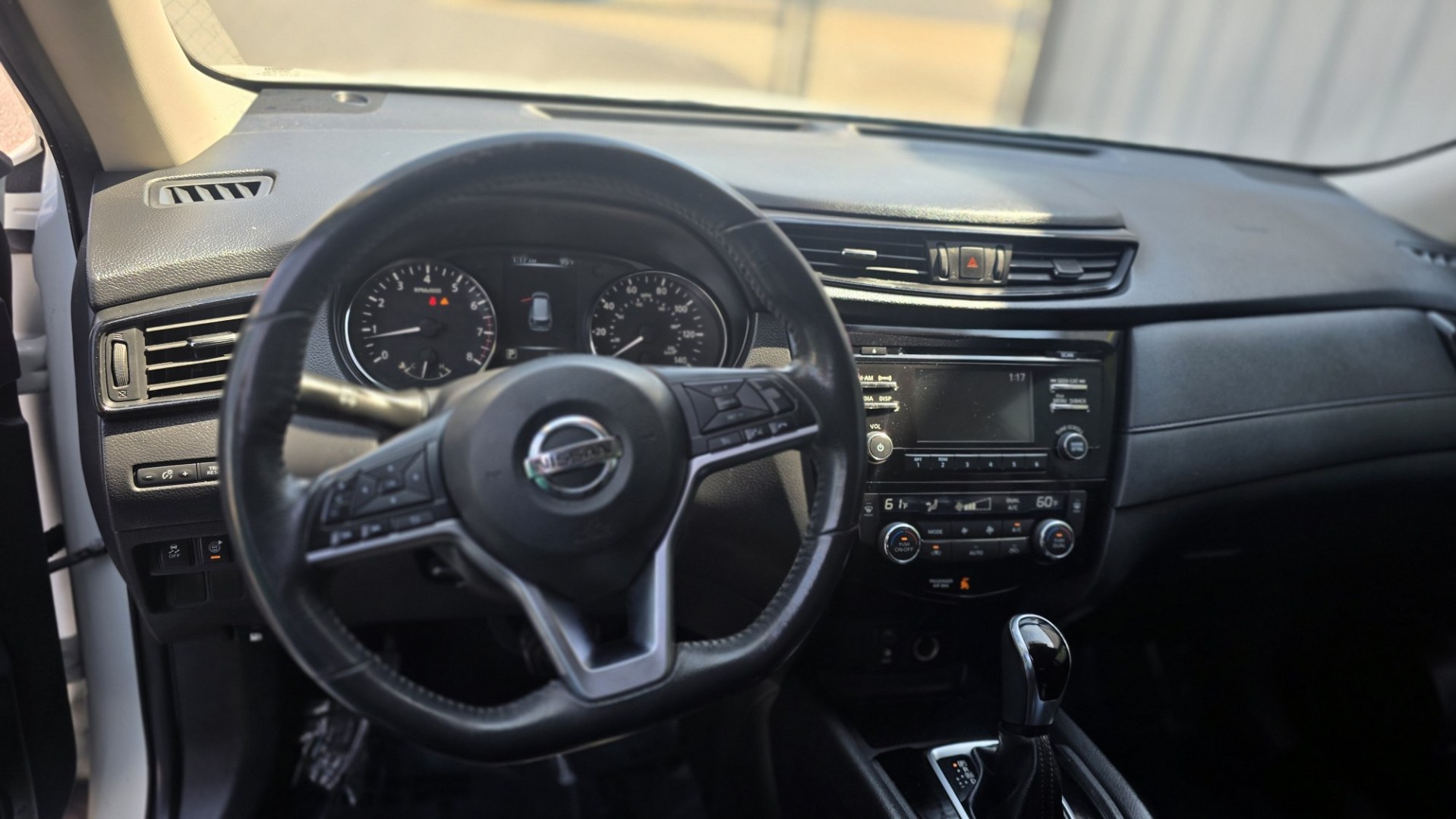 2017 Nissan Rogue SL FWD (KNMAT2MT0HP) with an 2.5L L4 DOHC 16V engine, CVT transmission, located at 419 N 18th St., Monroe, LA, 71201, (318) 410-9250, 32.514370, -92.105133- Photo#5