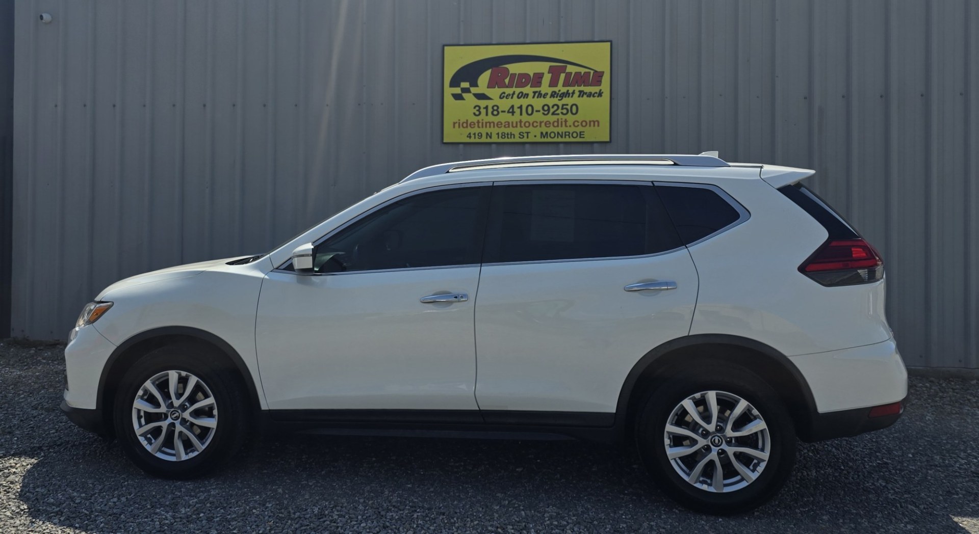 2017 Nissan Rogue SL FWD (KNMAT2MT0HP) with an 2.5L L4 DOHC 16V engine, CVT transmission, located at 419 N 18th St., Monroe, LA, 71201, (318) 410-9250, 32.514370, -92.105133- Photo#2