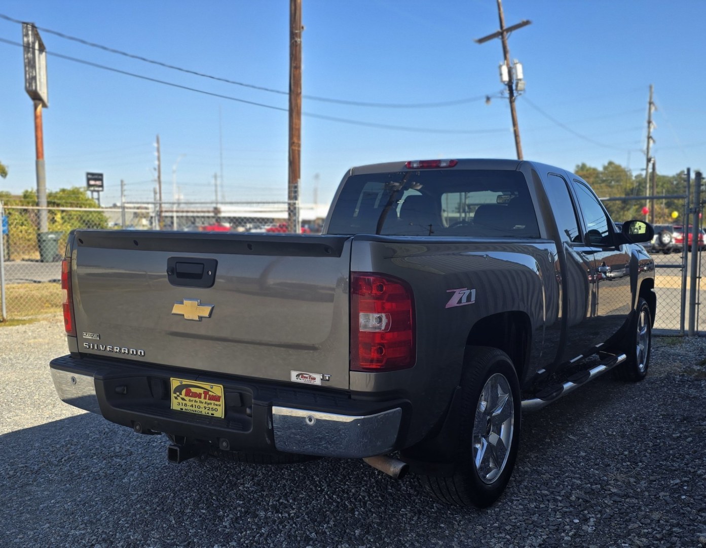 2011 Chevrolet Silverado 1500 LT Ext. Cab 2WD (1GCRCSE05BZ) with an 5.3L V8 OHV 16V FFV engine, 4A transmission, located at 419 N 18th St., Monroe, LA, 71201, (318) 410-9250, 32.514370, -92.105133- Photo#3