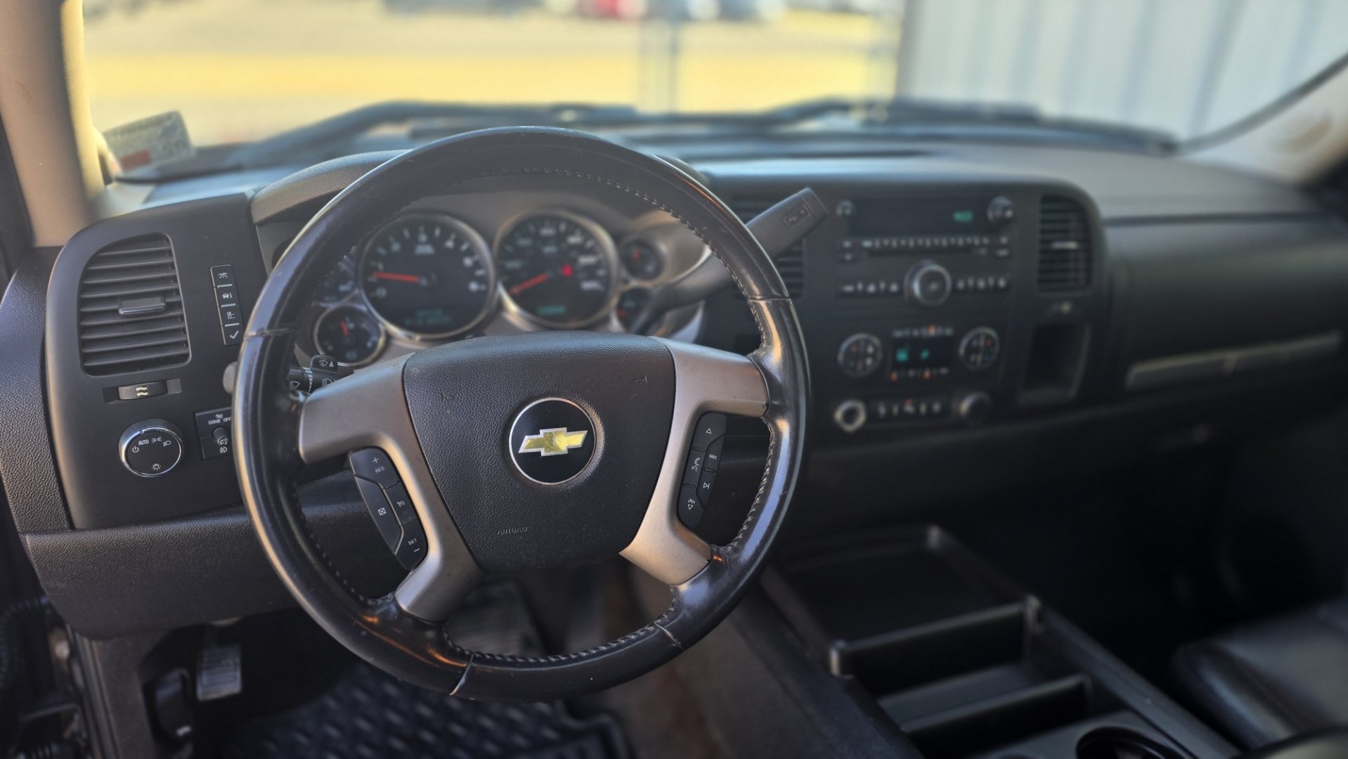 2011 Chevrolet Silverado 1500 LT Ext. Cab 2WD (1GCRCSE05BZ) with an 5.3L V8 OHV 16V FFV engine, 4A transmission, located at 419 N 18th St., Monroe, LA, 71201, (318) 410-9250, 32.514370, -92.105133- Photo#6