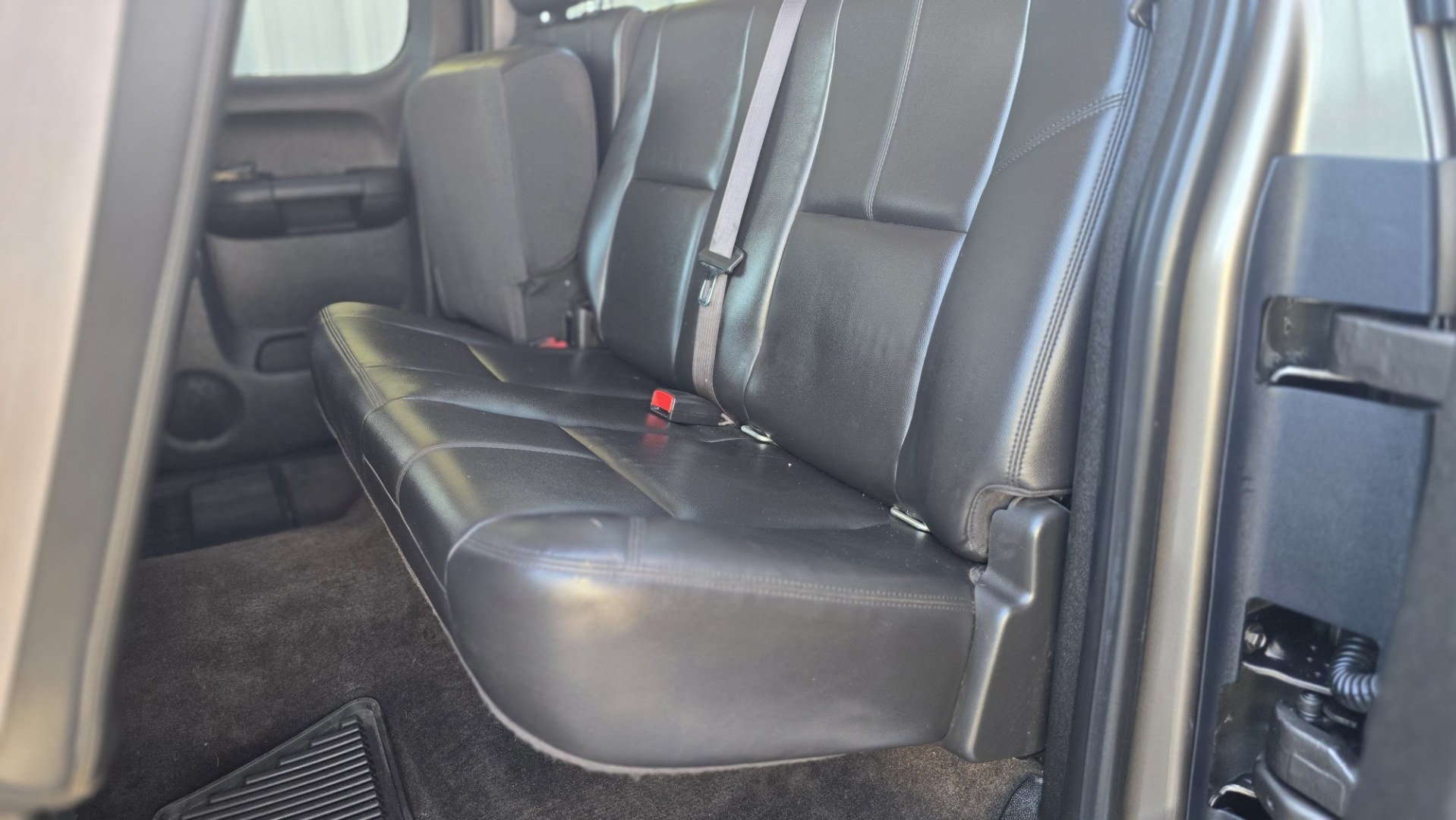 2011 Chevrolet Silverado 1500 LT Ext. Cab 2WD (1GCRCSE05BZ) with an 5.3L V8 OHV 16V FFV engine, 4A transmission, located at 419 N 18th St., Monroe, LA, 71201, (318) 410-9250, 32.514370, -92.105133- Photo#7